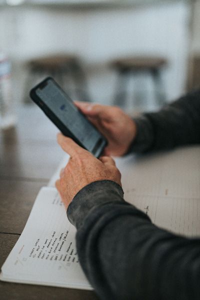 Personne âgée remplissant le formulaire en ligne sur un téléphone Personne âgée remplissant le formulaire en ligne sur un téléphone