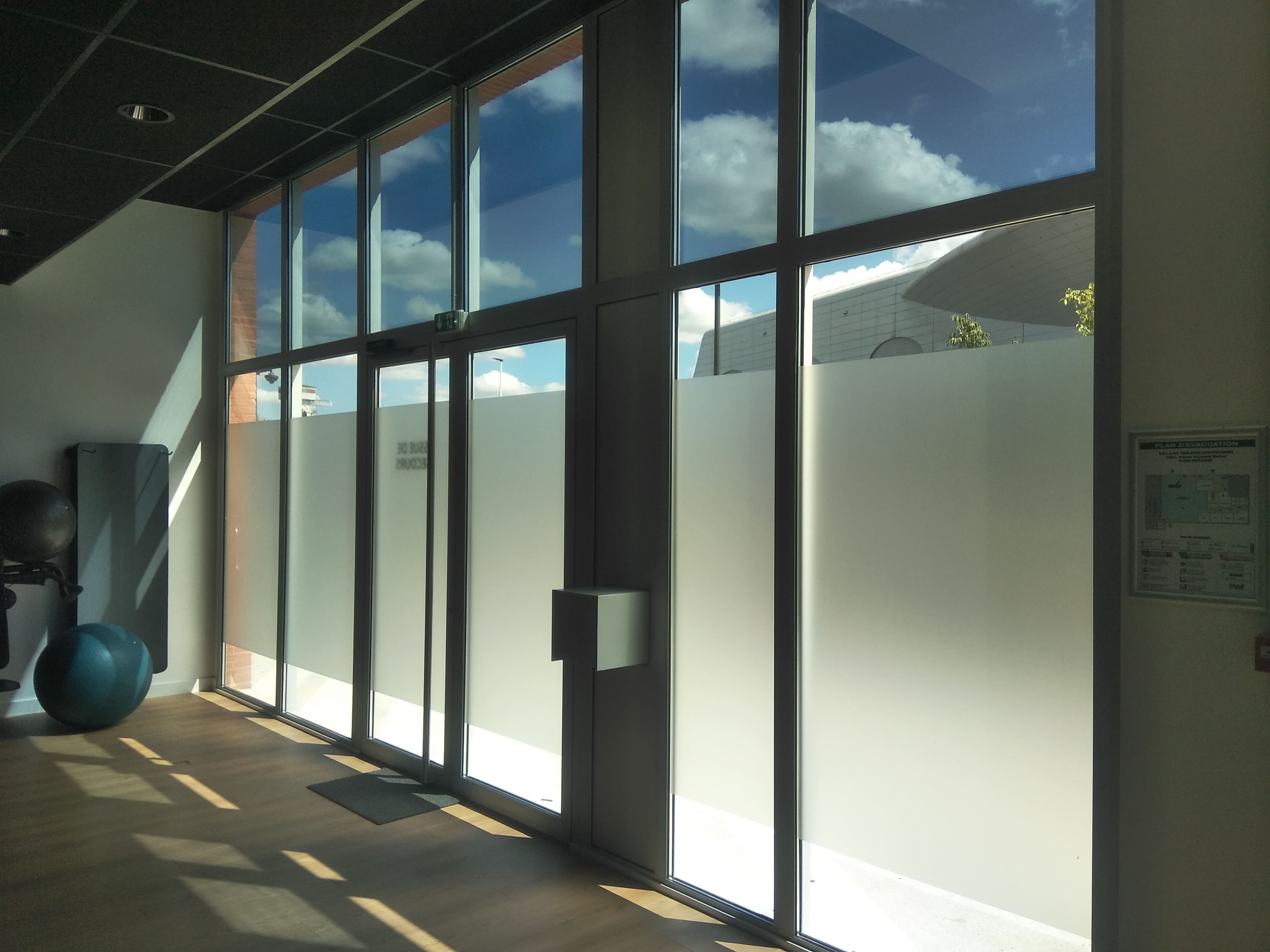 Intérieur lumineux et moderne du cabinet de kinésithérapie respiratoire à Toulouse