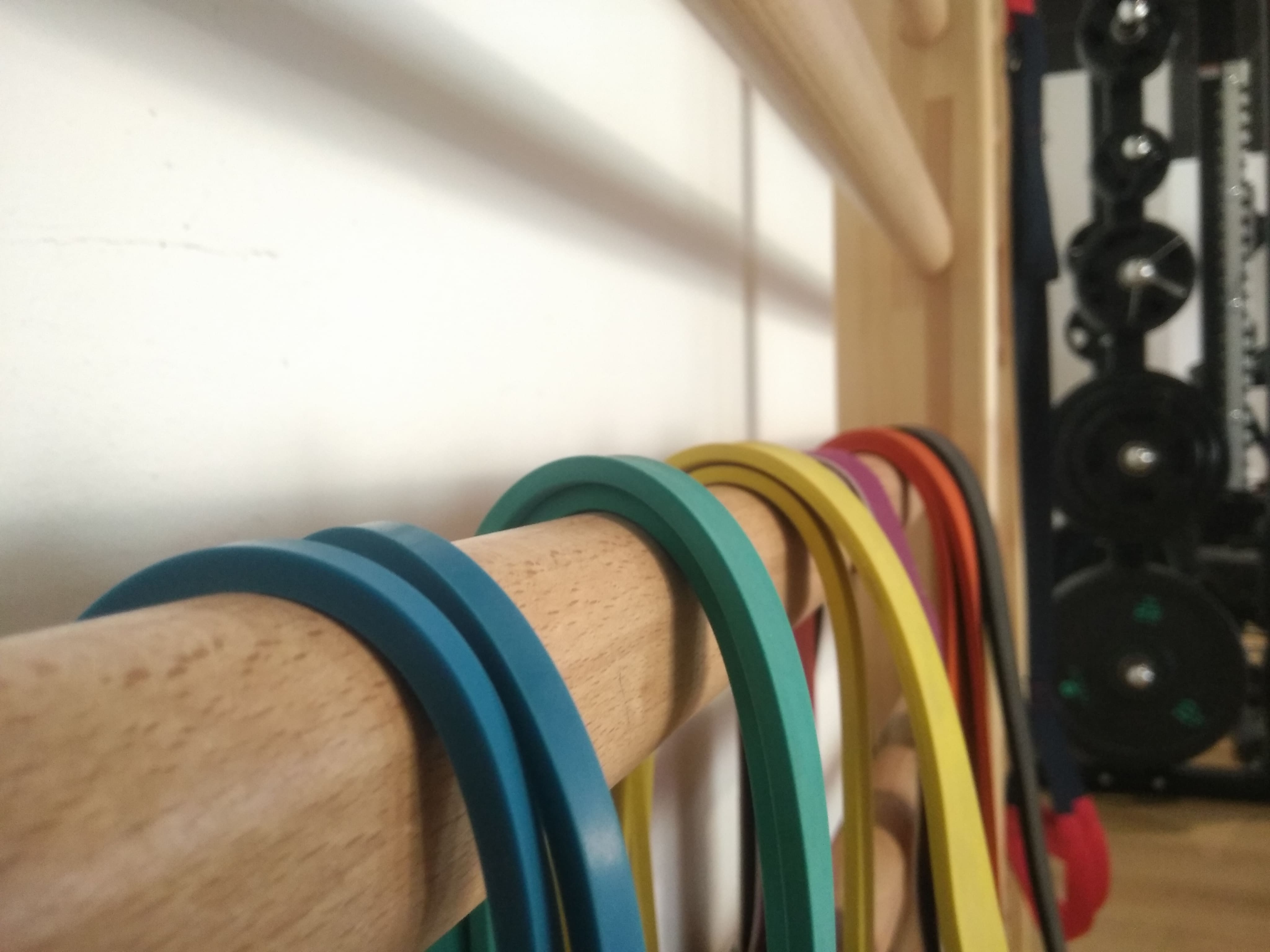 Élastiques de résistance fixés à un espalier pour les exercices de réhabilitation respiratoire Élastiques de résistance fixés à un espalier pour les exercices de réhabilitation respiratoire
