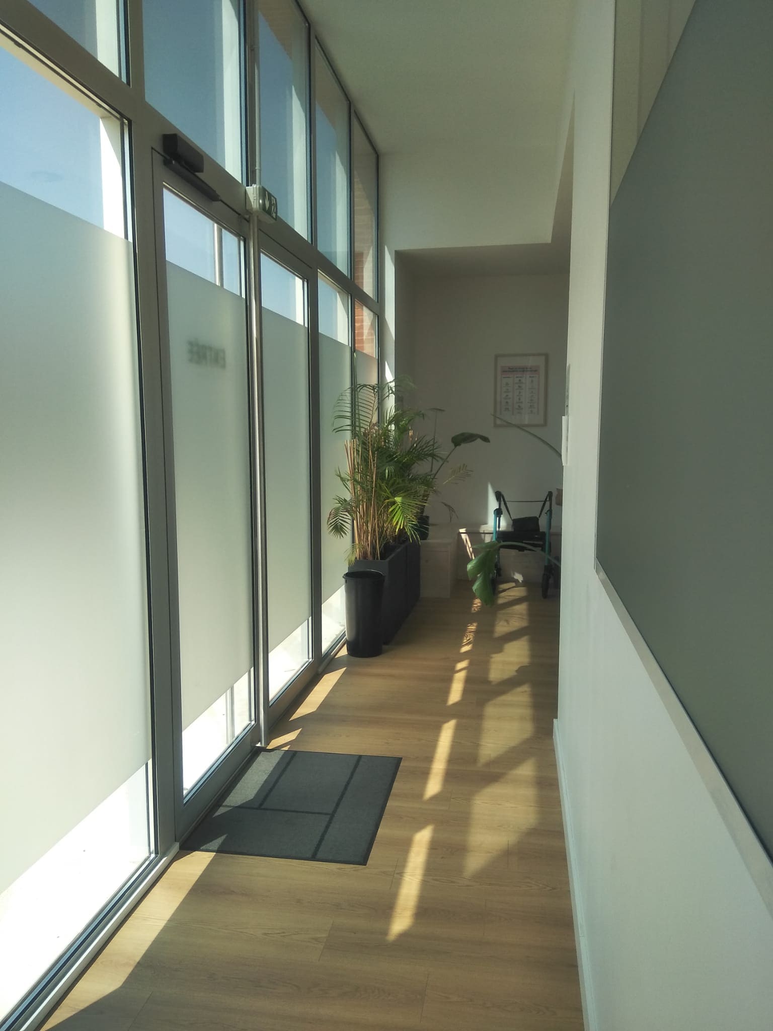 Salle attente commune accueillante et accessible aux PMR